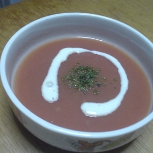 冷たいトマトのスープ